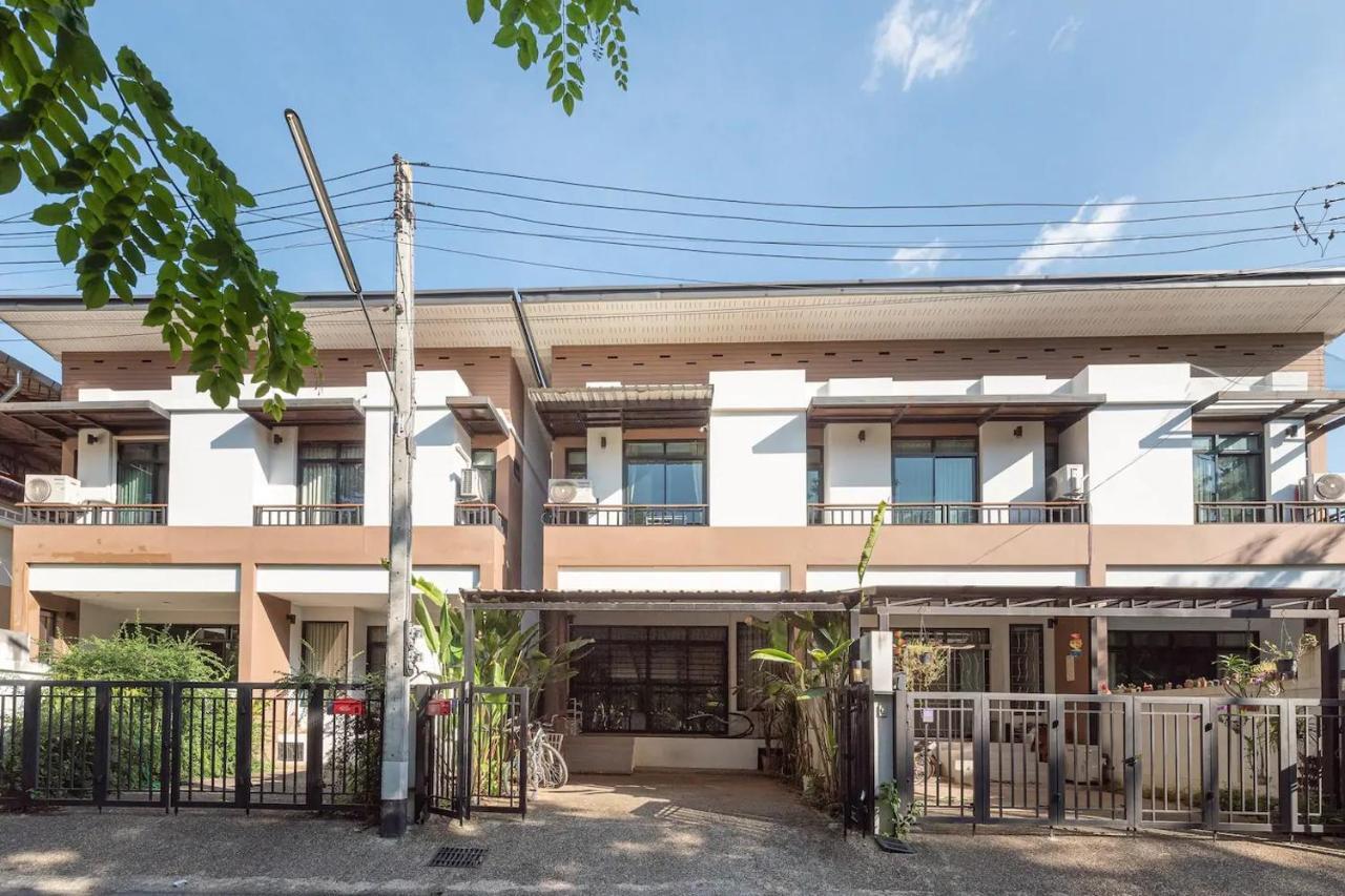 Loft Style Townhouse Near Old City Chiang Mai Bagian luar foto