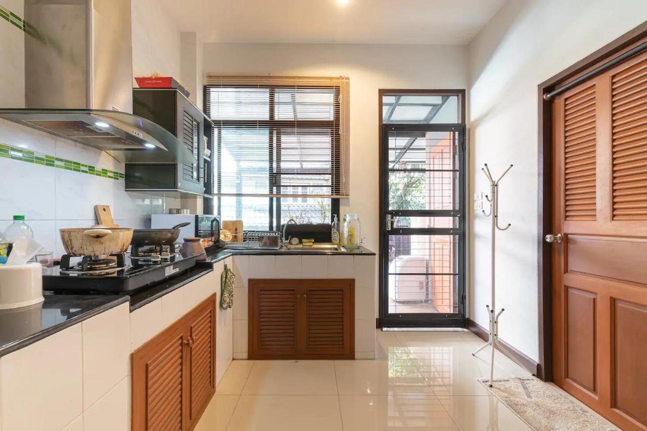 Loft Style Townhouse Near Old City Chiang Mai Bagian luar foto