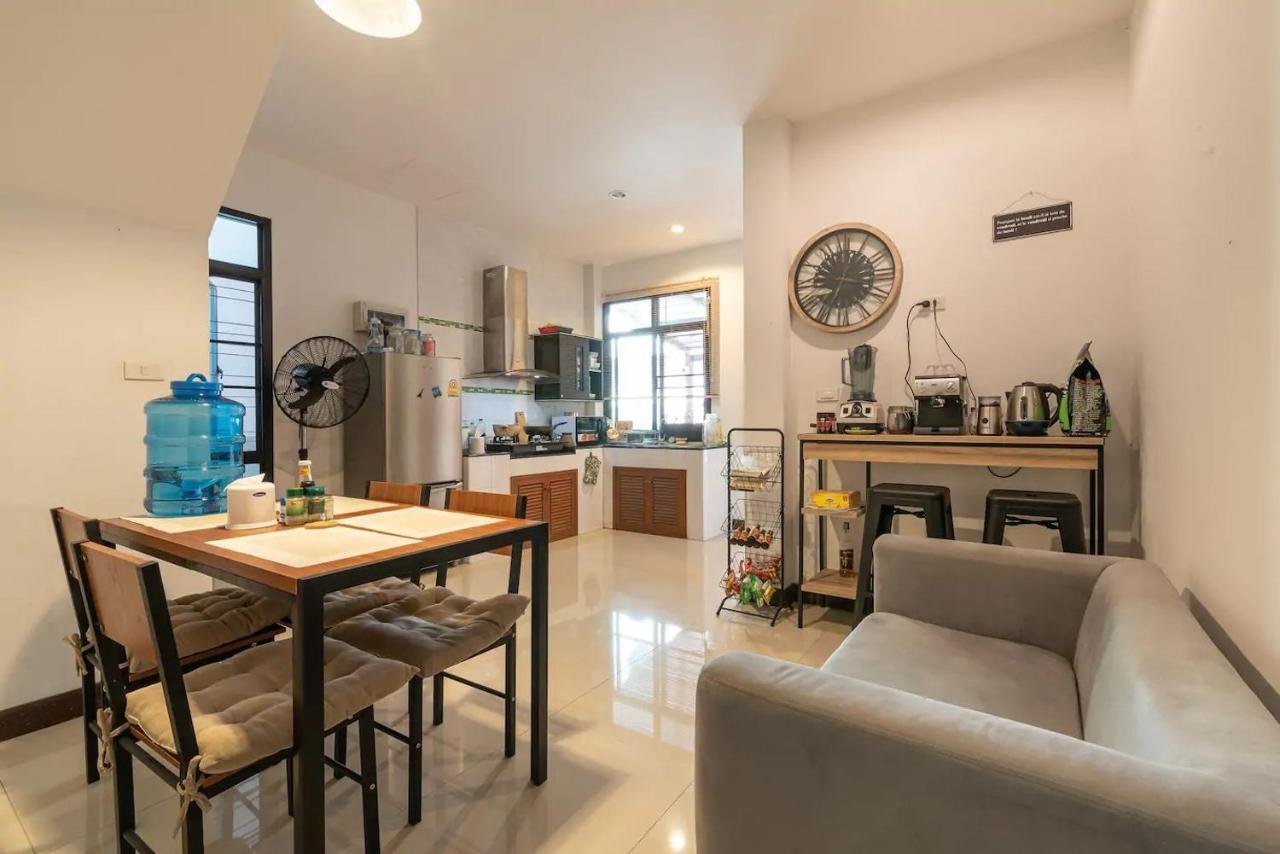 Loft Style Townhouse Near Old City Chiang Mai Bagian luar foto