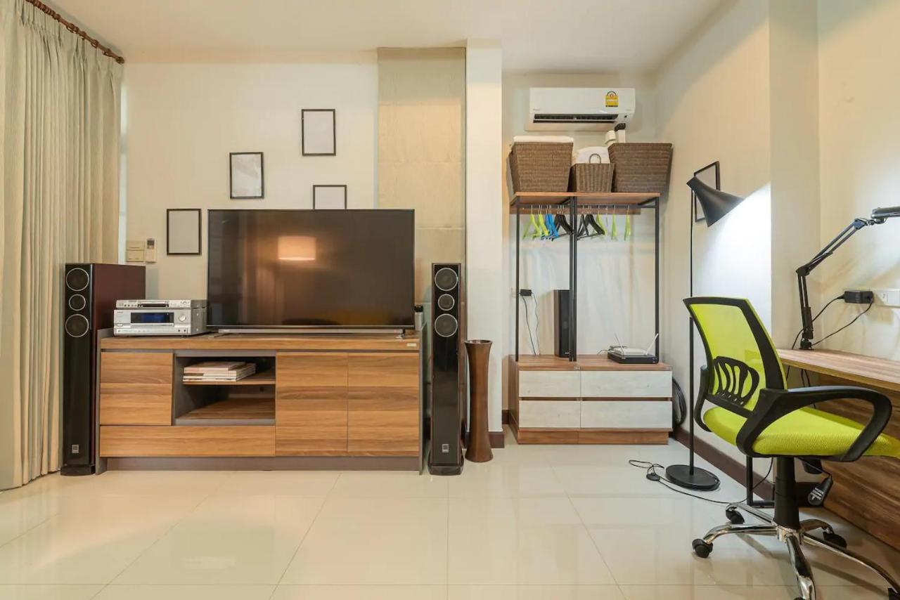 Loft Style Townhouse Near Old City Chiang Mai Bagian luar foto